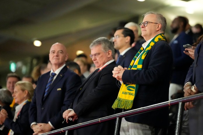 Foto del 16 de agosto del 2023, el presidente de la FIFA Gianni Infantino y el Primer Ministro de Australia Anthony Albanese observan la semifinal del Mundial femenino entre Australia e Inglaterra.