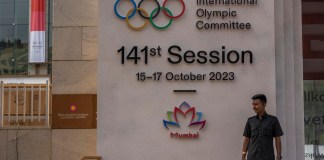 Un agente de seguridad en la entrada del escenario donde se realiza la sesión 141 sesión del Comité Olímpico Internacional.