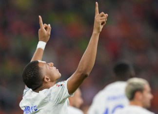 Kylian Mbappé festeja tras anotar por la selección de Francia ante Holanda, en un partido de la eliminatoria a la Eurocopa. Foto La Hora/AP