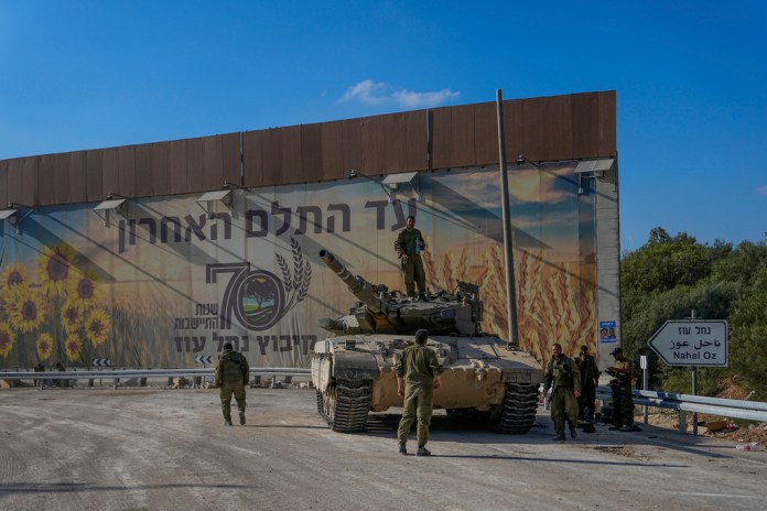 Soldados israelíes se reúnen en un área de concentración cerca de la frontera con la Franja de Gaza. Foto La Hora/AP