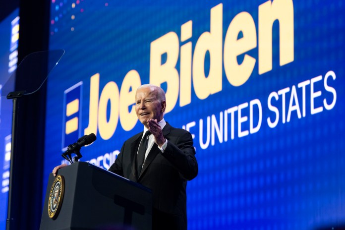 El presidente Joe Biden habla en la Cena Nacional de la Campaña de Derechos Humanos. Foto La Hora/AP