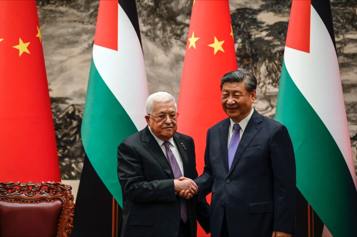 El presidente de China, Xi Jinping, y el presidente palestino, Mahmoud Abbas, en el Gran Salón del Pueblo en Beijing. Foto La Hora/AP
