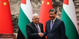 El presidente de China, Xi Jinping, y el presidente palestino, Mahmoud Abbas, en el Gran Salón del Pueblo en Beijing. Foto La Hora/AP