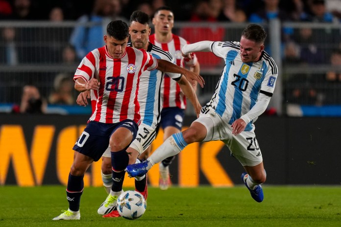 El argentino Alexis Mac Allister (derecha) y el paraguayo Richard Sánchez pugnan por el balón durante el partido por las eliminatorias del Mundial, el jueves 12 de octubre de 2026, en Buenos Aires.
