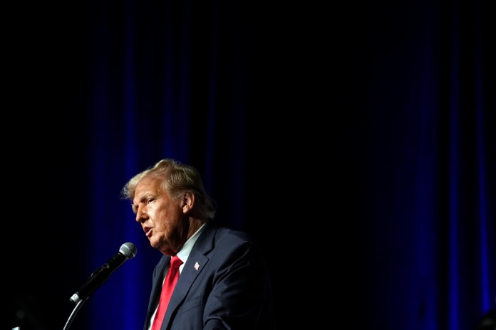 El candidato presidencial republicano y expresidente, Donald Trump, en un mitin. Foto La Hora