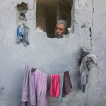 Un hombre palestino mira desde su casa dañada por ataques aéreos israelíes en Rafah, en el sur de la Franja de Gaza. Foto La Hora/AP