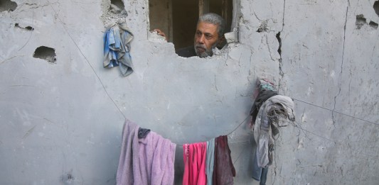 Un hombre palestino mira desde su casa dañada por ataques aéreos israelíes en Rafah, en el sur de la Franja de Gaza. Foto La Hora/AP