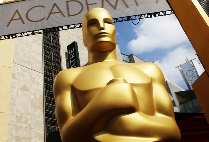 Una estatua del Oscar fuera del Teatro Dolby para la 87a entrega de los Premios de la Academia. Foto La Hora/AP