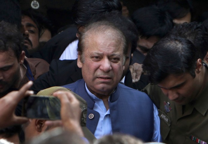 En esta imagen de archivo, el ex primer ministro de Pakistán, Nawaz Sharif, a la salida de una corte en Lahore, Pakistán, el 8 de octubre de 2018.