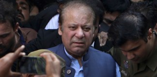 En esta imagen de archivo, el ex primer ministro de Pakistán, Nawaz Sharif, a la salida de una corte en Lahore, Pakistán, el 8 de octubre de 2018.