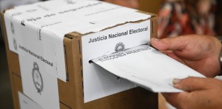 Una votante emite su boleta durante las elecciones generales en Buenos Aires, Argentina, el domingo 22 de octubre de 2023.