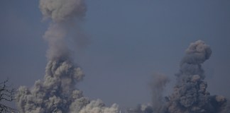 El humo se eleva tras un ataque israelí en la Franja de Gaza, vista desde el sur de Israel. Foto La Hora/AP