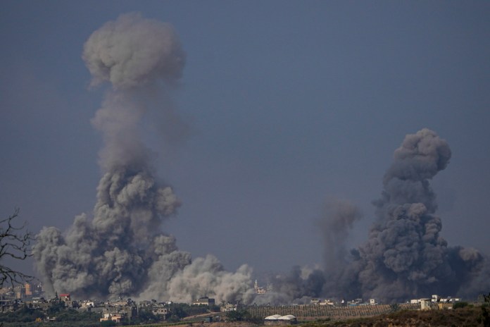 El humo se eleva tras un ataque israelí en la Franja de Gaza, vista desde el sur de Israel. Foto La Hora/AP