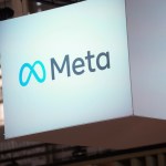 El logo de Meta en una feria comercial.