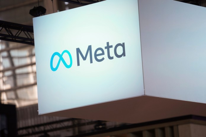 El logo de Meta en una feria comercial.