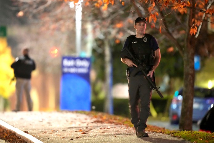 Agentes de seguridad armados patrullan en el exterior del Centro Médico de Maine durante una balacera en Lewiston, Maine, el 25 de octubre de 2023.