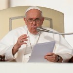 El papa Francisco en la Plaza de San Pedro en el Vaticano. Foto La Hora/AP