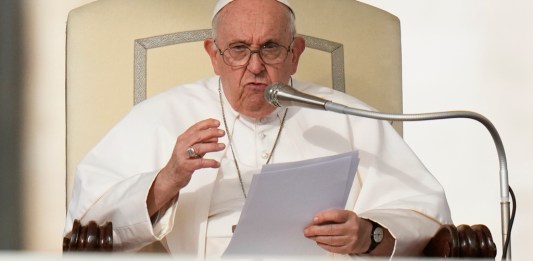 El papa Francisco en la Plaza de San Pedro en el Vaticano. Foto La Hora/AP