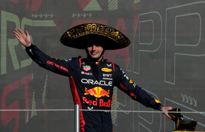 El piloto de Red Bull Max Verstappen de Holanda celebra tras ganar el Gran Premio de México. Foto La Hora/AP