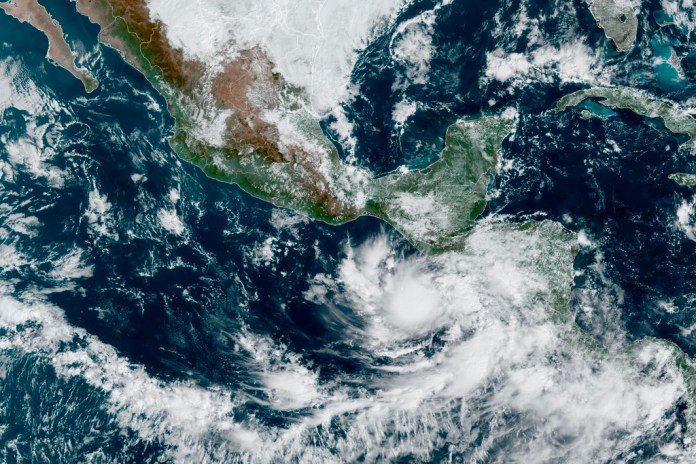 Esta imagen satelital proporcionada por la Oficina Nacional de Administración Oceánica y Atmosférica de Estados Unidos, Foto La Hora/AP