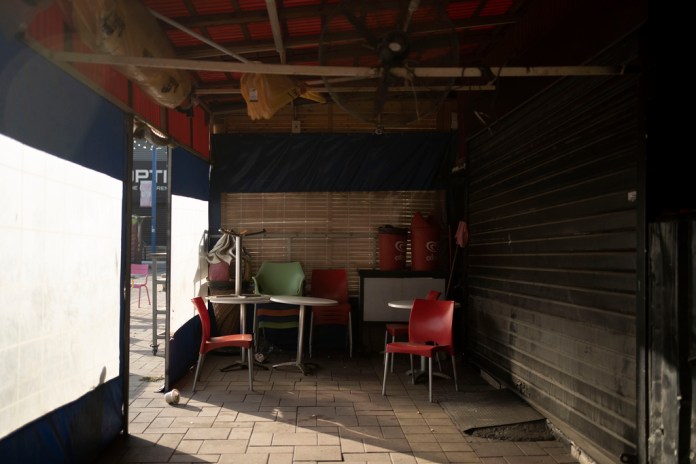 Mesas y sillas en un restaurante que cerró debido a la guerra de Israel con Hamás. Foto La Hora/AP