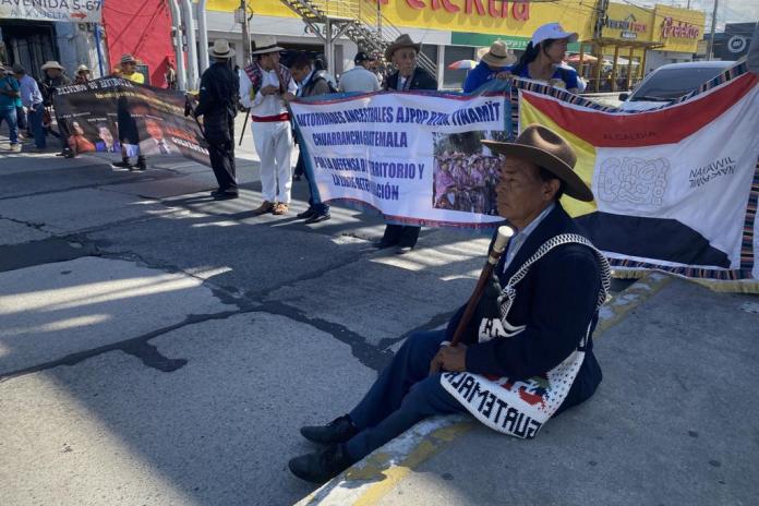 Autoridades indígenas y organizaciones de trabajadores y estudiantes mantienen cierres de calles y carreteras en distintos puntos del país, exigiendo la renuncia de la fiscal Consuelo Porras.