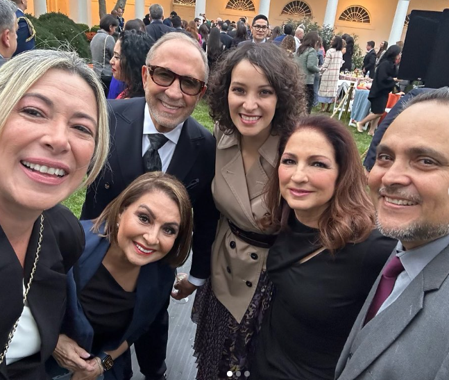 En la actividad también estuvo presente en la actividad en la Casa Blanca la cantautora, actriz y productora Gloria Estefan. 