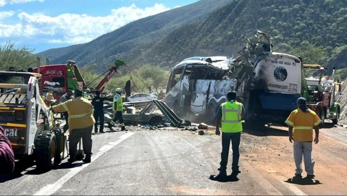 Dieciséis migrantes, originarios de Venezuela y Haití, murieron y otros 29 resultaron heridos al volcar un autobús en el estado sureño de Oaxaca,