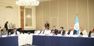 Comisión de Finanzas del Congreso reunida en un hotel de la zona 10 en la última jornada de audiencias.