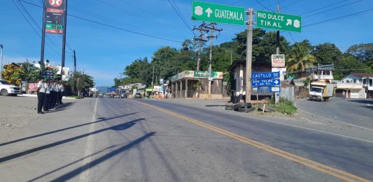 Los agentes de la PNC a través del diálogo con manifestantes logran la liberación del paso vehicular en el kilómetro 245, ruta al Atlántico, aldea La Ruidosa, Morales, Izabal, donde se tenía un bloqueo en ambas vías.