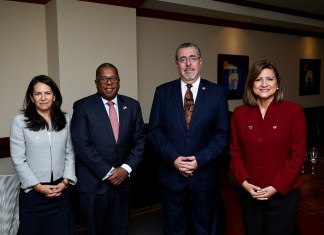 El subsecretario de Estado para Asuntos del Hemisferio Occidental de Estados Unidos, Brian Nichols, el presidente electo, Bernardo Arévalo y la vicepresidenta electa, Karin Herrera. Foto La Hora/Equipo de comunicación gobierno entrante.