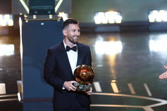 Lionel Messi recibe su octavo Balón de Oro, un reconocimiento como el mejor jugador del mundo.