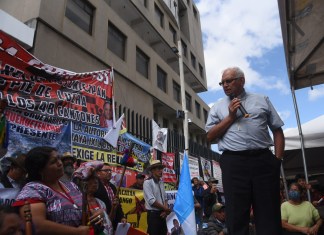 El cardenal Álvaro Ramazzini se presentó en la manifestación que se mantiene desde el 2 de octubre en el MP de Gerona.