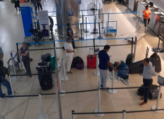 Pasajeros duermen en el Aeropuerto para no perder su vuelo. Foto: Cortesía