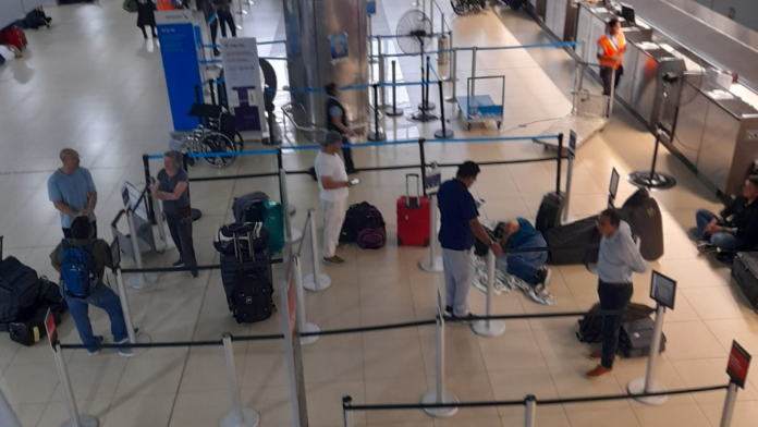 Pasajeros duermen en el Aeropuerto para no perder su vuelo. Foto: Cortesía