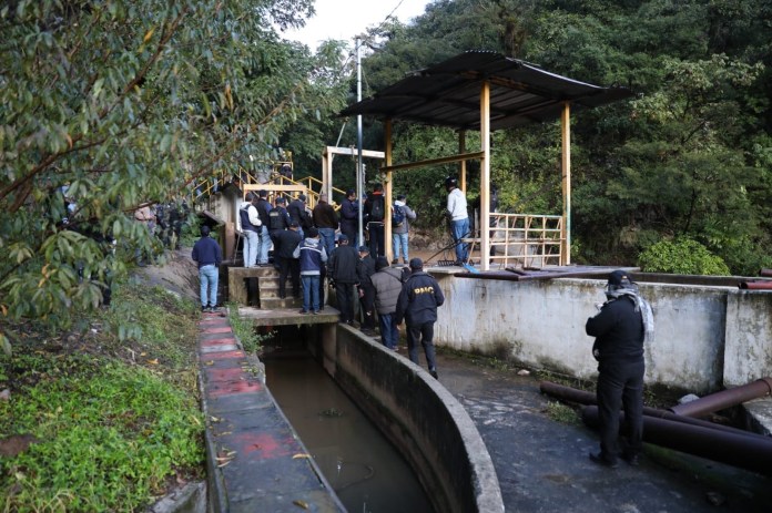 Autoridades ingresaron a las instalaciones de la presa que se mantuvo tomada por varias personas en los últimos días.