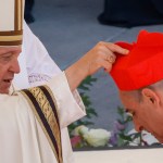El papa Francisco designa cardenal al arzobispo argentino Víctor Manuel Fernández, actual prefecto del Dicasterio para la Doctrina de la Fe, en una ceremonia en la Plaza de San Pedro en el Vaticano,