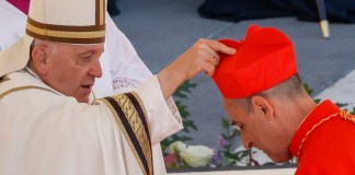 El papa Francisco designa cardenal al arzobispo argentino Víctor Manuel Fernández, actual prefecto del Dicasterio para la Doctrina de la Fe, en una ceremonia en la Plaza de San Pedro en el Vaticano,