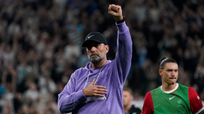 El técnico de Liverpool Jurgen Klopp tras la derrota 2-1 ante Tottenham en la Liga Premier. Foto La Hora/AP