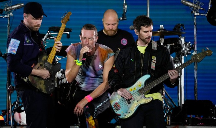 Los integrantes de Coldplay, de izquierda a derecha, Jonny Buckland, Chris Martin, Will Champion y Guy Berryman durante su concierto en el Rose Bowl