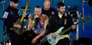 Los integrantes de Coldplay, de izquierda a derecha, Jonny Buckland, Chris Martin, Will Champion y Guy Berryman durante su concierto en el Rose Bowl