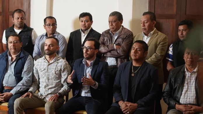 Alcalde y diputados electos por el municipio de Antigua Guatemala. Foto: Juan Manuel Asturias en X