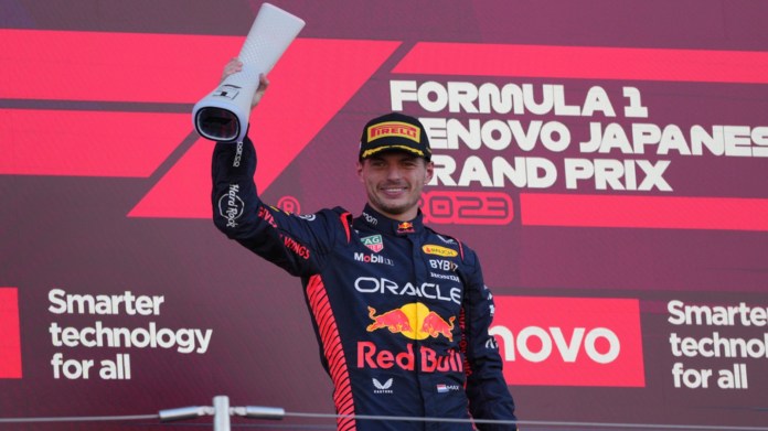 El piloto de Red Bull Max Verstappen celebra en el podio tras su victoria en el Gran Premio de Japón de la Fórmula Uno