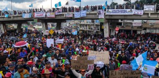 Varios guatemaltecos bloquean una carretera durante una protesta exigiendo la renuncia de la Fiscal General Consuelo Porras y el fiscal Rafael Curruchiche en San Cristóbal Totonicapán. Foto La Hora/AFP
