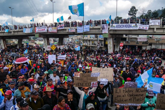 Varios guatemaltecos bloquean una carretera durante una protesta exigiendo la renuncia de la Fiscal General Consuelo Porras y el fiscal Rafael Curruchiche en San Cristóbal Totonicapán. Foto La Hora/AFP