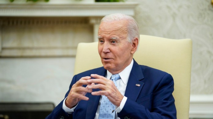 El presidente Joe Biden en la Oficina Oval de la Casa Blanca en Washington el 5 de octubre de 2023.