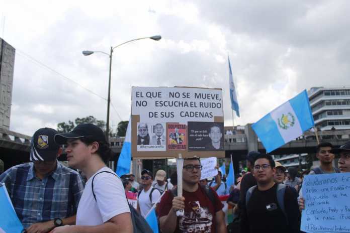 Estudiantes de la Universidad Rafael Landivar y del Valle, realizan una marcha pacífica, en contra de las acciones al proceso electoral.
