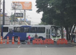 Frente a la USAC buses se encuentran bloqueando el paso sobre la avenida Petapa.