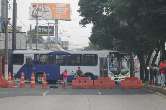 Frente a la USAC buses se encuentran bloqueando el paso sobre la avenida Petapa.