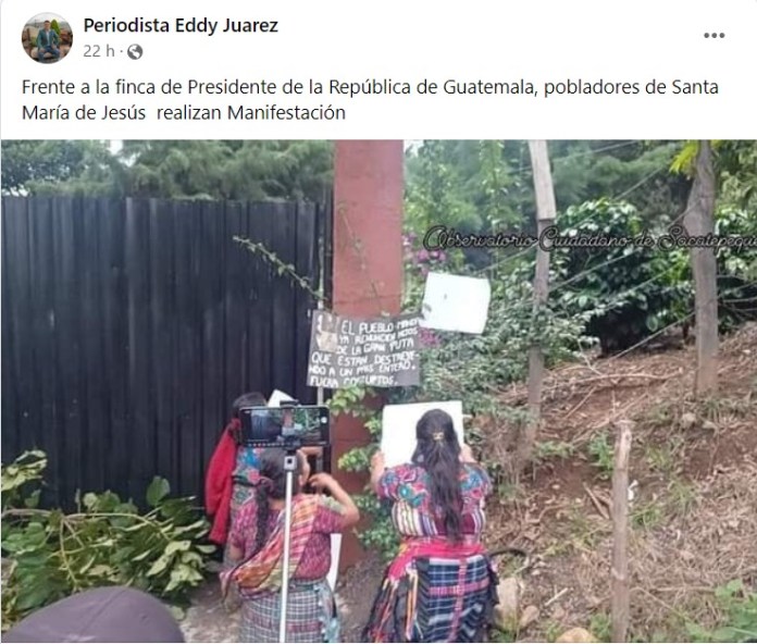 Manifestantes frente a las fincas de Giammattei. Foto La Hora/Caputra de pantalla